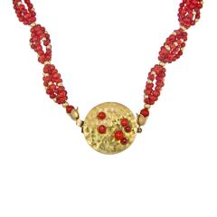 Koraljna ogrlica sa zlatnom kopčom